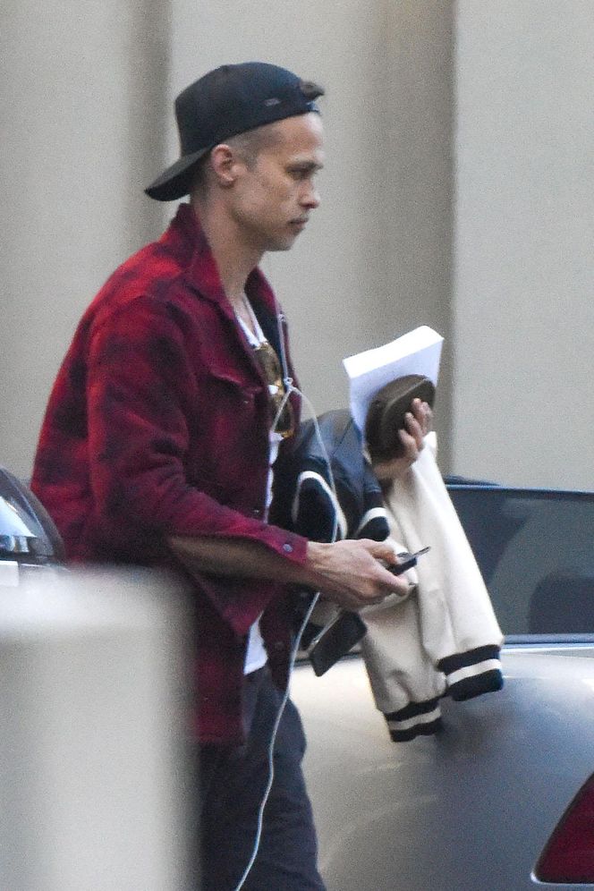 Maciej Zakościelny głaszcze kołdrę po rozwodzie