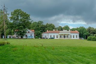 To jeden z najpiękniejszych dworów w Małopolsce. Należał do sławnego kompozytora