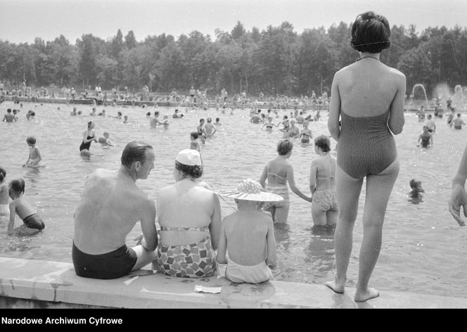 QUIZ PRL. Seksbomby znad Bałtyku. W czym opalały się nasze matki i babki? 15 pytań o plażowanie w stylu PRL