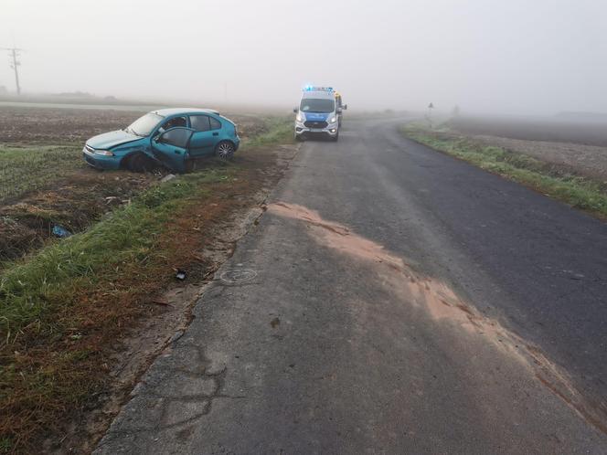 Poranny wypadek we mgle koło Leszna. Trzy osoby, w tym dziecko, trafiły do szpitala