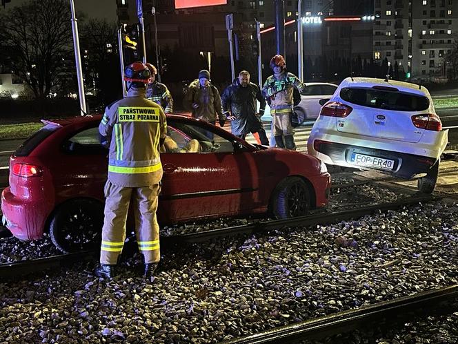 Warszawa, Wola. Dwie osobówki po zderzeniu wleciały na tory. Zablokowany ruch tramwajów