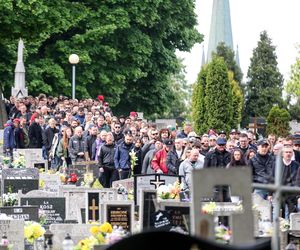Tłumy na pogrzebie legendy polskiego rapu. Pożegnaliśmy Jokę z Kalibra 44