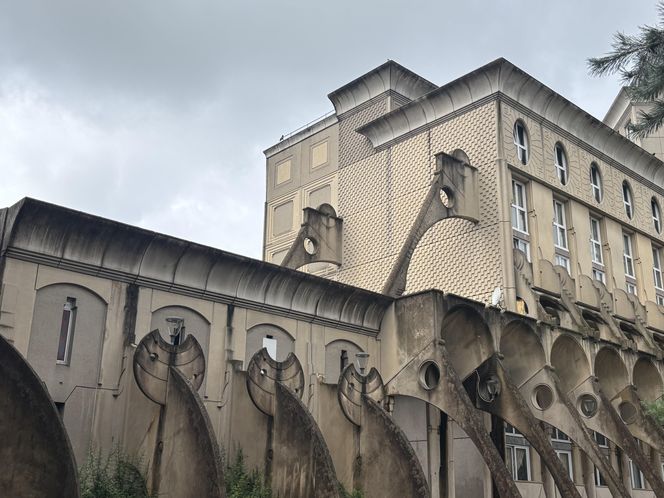 Picasso's Arenas. Budynek mieszkalny położony w Noisy-le-Grand pod Paryżem