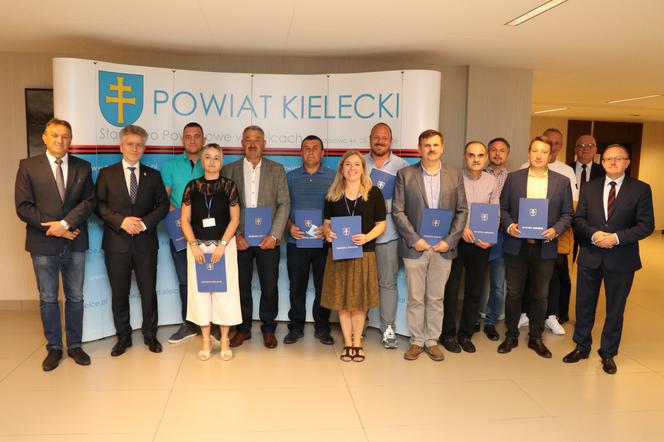 Podpisanie umów w Starostwie Powiatowym w Kielcach