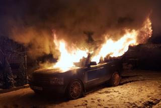 Węgorzewo: Range Rover stanął w płomieniach. Pożar zagrażał pobliskim budynkom [FOTO]