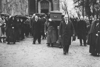 Wredna teściowa nie chciała zgodzić się na pochówek żony księcia. Leży w jednej krypcie z synową