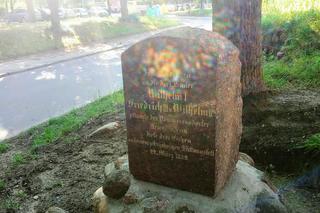 Zabytkowy pomnik na Pomorzanach wrócił na cokół po kilkudziesięciu latach