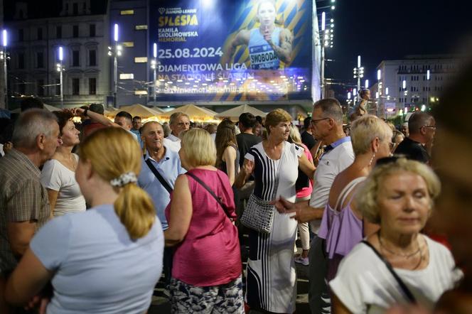 Potańcówka przed Teatrem Śląskim w Katowicach