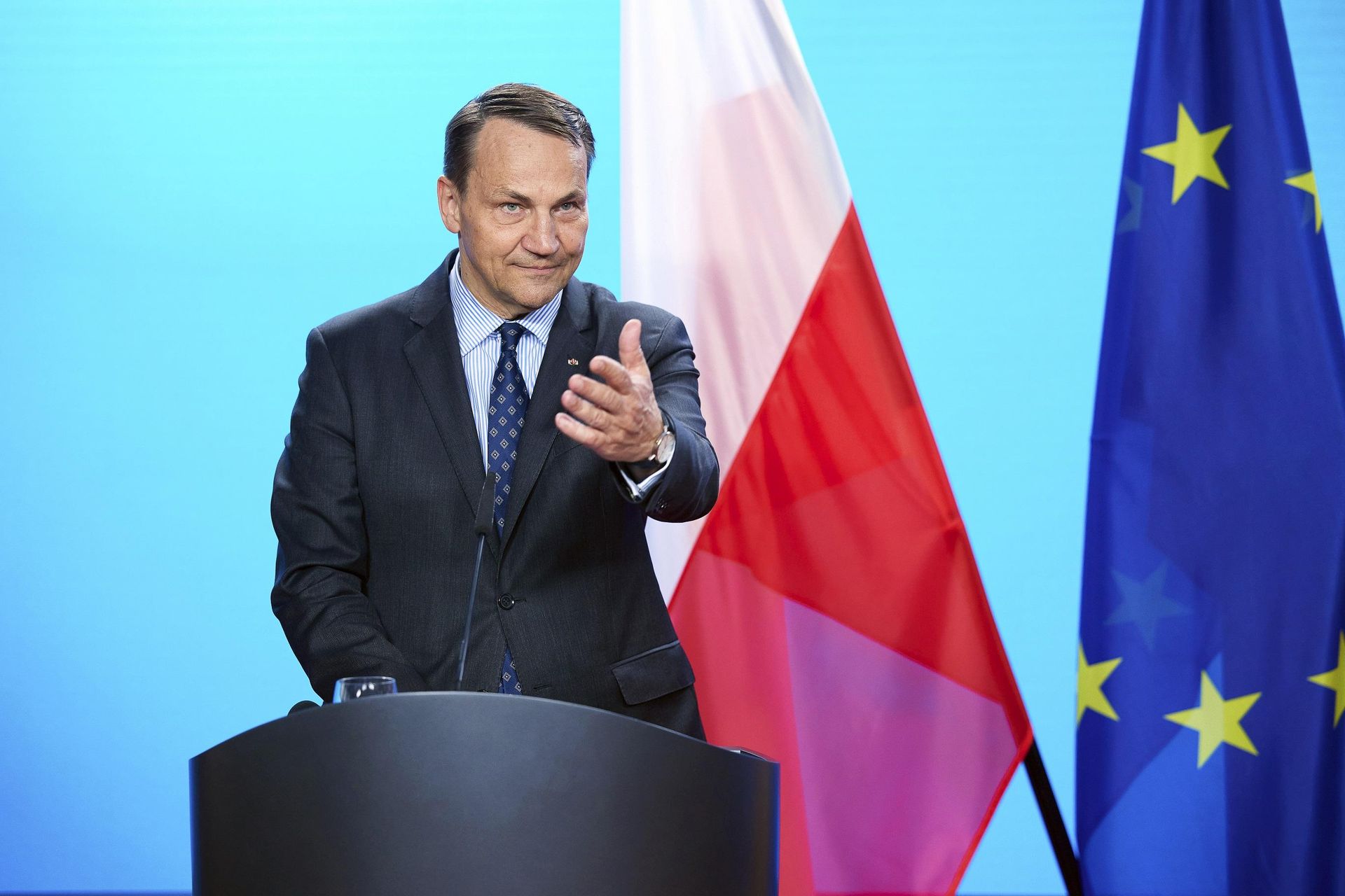 Sikorski instructs Nawrocki before his visit to the USA. "Let him tell the fact  about Putin"