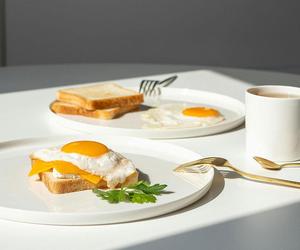 Tak robię idealne okrągłe jajka sadzone. Sekret tkwi w prostym kuchennym triku