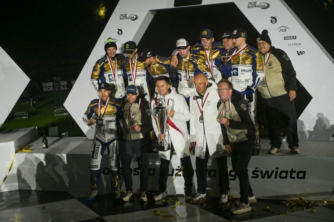 Ceremonia wręczenia trofeum po finale PGE Ekstraligi. Tak cieszył się PRES Toruń!