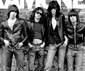 Ramones - 10 najbardziej rozpoznawalnych kawałków zespołu. To klasyka punk rockowego grania!