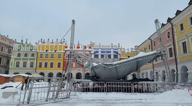 Zawaliła się plenerowa scena na Rynku Wielkim w Zamościu. Nie wytrzymała naporu śniegu