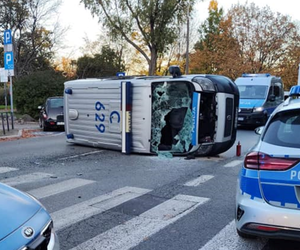 Bydgoszcz. Przewrócony radiowóz. Wiemy z czyjej winy doszło do wypadku [GALERIA]