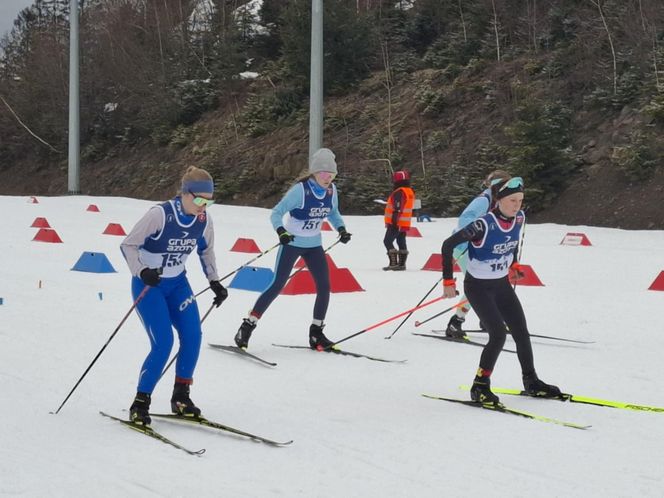 Narciarze SKI Tumlin na zawodach na Kubalonce