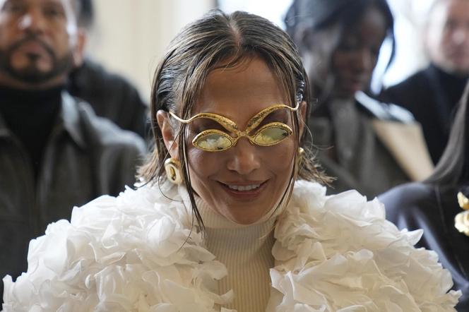 Jennifer Lopez wije się prawie naga! 55-latka coraz gorętsza