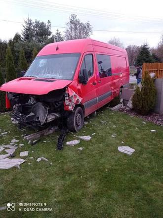 Wypadek koło Brzezin. Zderzenie trzech aut. Volkswagen przebił betonowy płot