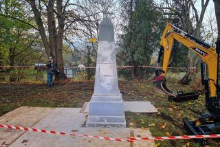 Usuwanie sowieckiego pomnika w Bobolicach