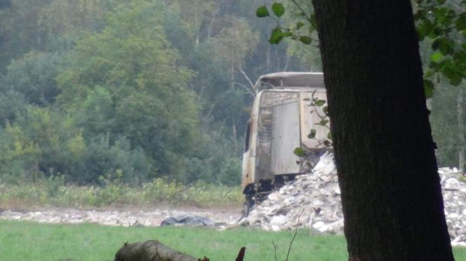 Tragedia w Mostówce. Zwęglone zwłoki mężczyzny przy wywrotce. Zerwała linię energetyczną