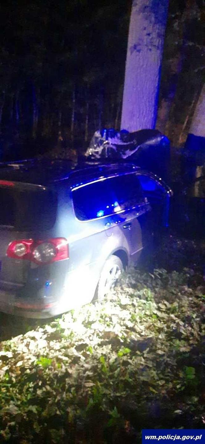 Tragiczny wypadek pod Nidzicą. Auto uderzyło w drzewo. Dwie osoby nie żyją