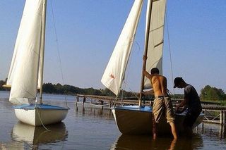 Żaglówki na Jeziorze Łoniewskim w Osiecznej 