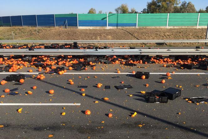 Autostrada A2. Dynie wypadły z ciężarówki