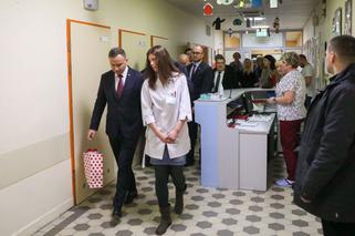Prezydent odwiedził małą Zuzię, poszkodowaną w wybuchu kamienicy w Poznaniu
