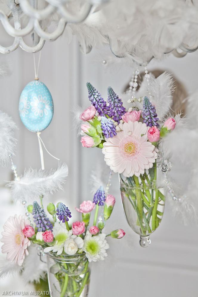 dekoracja stołu na Wielkanoc z kilku małych bukiecików iosennych kwiatów