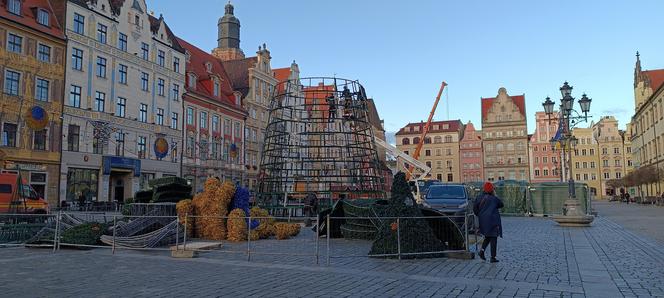 Jarmark Bożonarodzeniowy 2023 we Wrocławiu już się rozkłada. Kiedy się rozpocznie? [ZDJĘCIA]