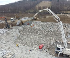 Stronie Śląskie - zabezpieczenie przeciwpowodziowe i naprawa uszkodzej tamy na potoku Morawka