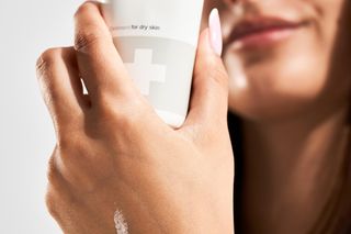 Natłuszcza, łagodzi, zmiękcza, redukuje przesuszenie. Bestsellerowa maść dla wymagającej skóry!