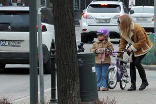 Kasia Tusk uczy córeczkę jeździć na dwukołowym rowerku