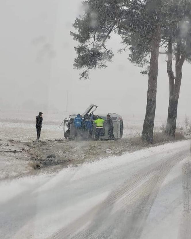 Dachowania, kolizje, wypadki, sparaliżowane drogi. Na Podhalu trwa zimowy armagedon!