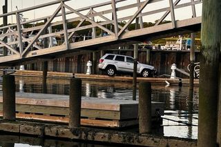 Pomylił gaz z hamulcem i zaparkował na molo