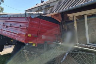 Przyczepa ze zbożem uderzyła w dom