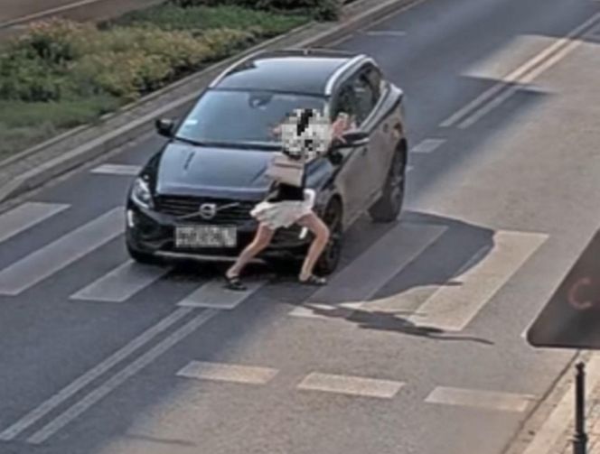  Łódź. Kobieta potrącona na przejściu. Patrzyła nie na drogę, tylko w telefon [ZDJĘCIA]