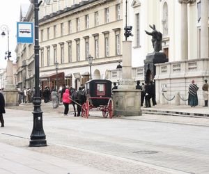 Co się dzieje na Krakowskim Przedmieściu w Warszawie? Rosyjskie napisy na ulicach