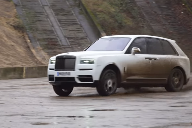 Rolls-Royce Culinnan driftuje w błocie