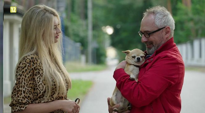 	M jak miłość. Adam Werner (Jacek Kopczyński), sąsiadka z pieskiem