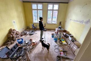 Pani Maria mieszka posród gruzu. Ciężko chora kobieta potrzebuje pomocy