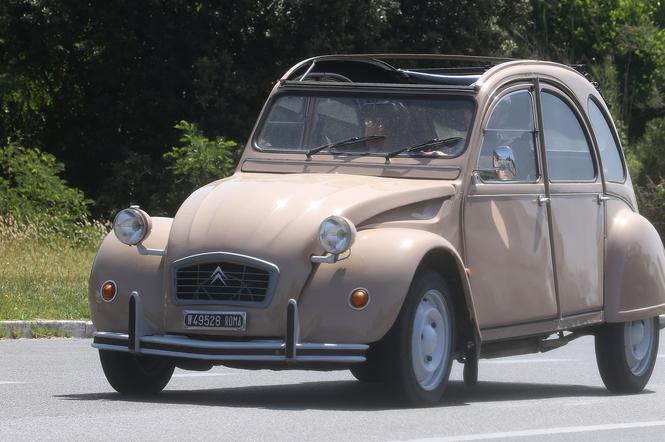 Gianluigi Buffon i jego dziewczyna Ilaria D'Amico w zabytkowym Citroenie 2CV Special