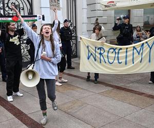 Protest studentów pod bramą Uniwersytetu Warszawskiego 