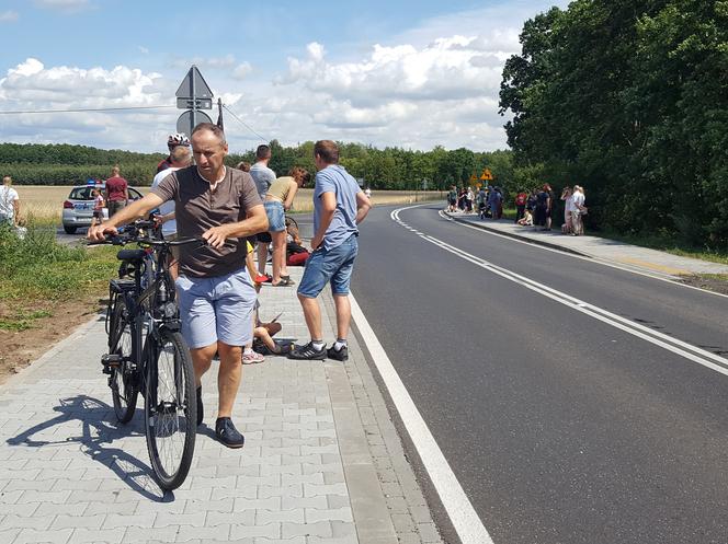 W Henrykowie koło Leszna kibice czekają na kolarzy 80. Tour de Pologne 