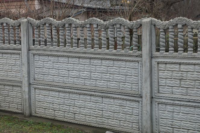 Betonowe ogrodzenie może być nowoczesne lub tradycyjne