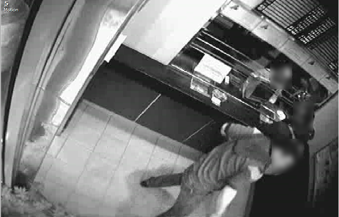 Próbował okraść klienta w kantorze, ale... pieniądze rozsypały się po podłodze. 25-latek trafił w ręce policji [GALERIA]