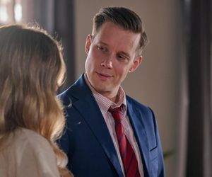 Na Wspólnej odc. 4102. Darek Żbik (Michał Mikołajczak), Kalina Trzeciak (Katarzyna Gałązka),