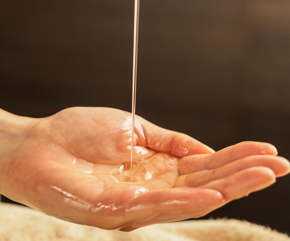 Kosztują kilka złotych, a działają jak profesjonalne zabiegi. Zafunduj swoim dłoniom domowe SPA 
