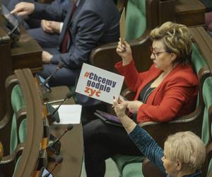 Protest osob z niepelnosprawnoscia i ich rodzin w Sejmie
