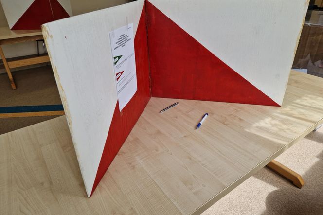 Wybory prezydenckie 2025. Afera w komisji wyborczej na Żoliborzu. Członkowie założyli... korale