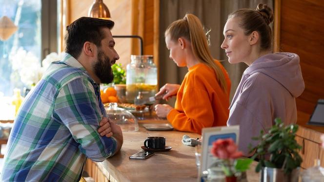 Barwy szczęścia odc. 2649 po wakacjach. Damian (Michał Lesień), Dominika (Karolina Chapko), Renata (Anna Mrozowska)